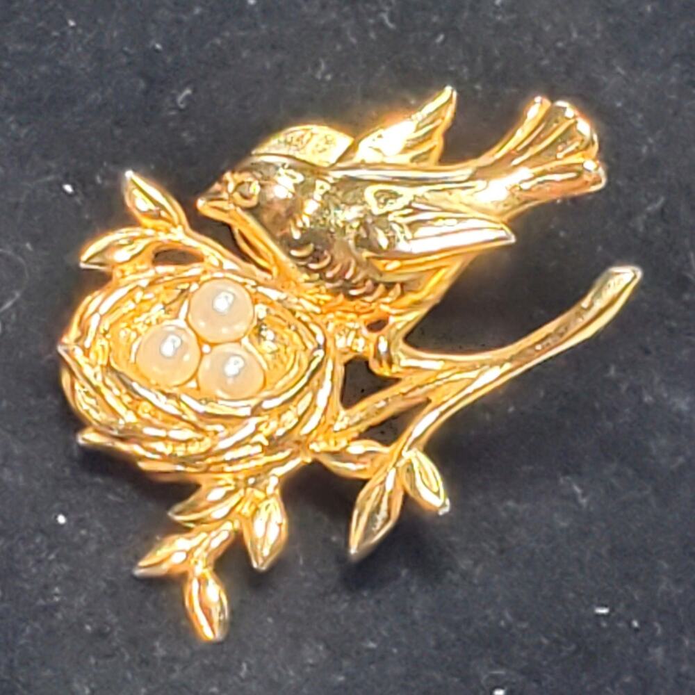 Elegant Mother Bird 3 Eggs Faux Pearls Gold Tone Brooch Pin Unsigned 1"